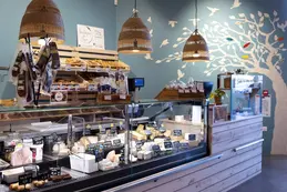 686-biocoop-la-vaunage-magasin-bio-fromage-service-arriere-coupe.webp
