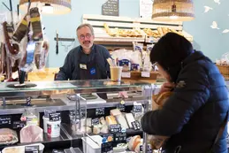 686-biocoop-la-vaunage-magasin-bio-local-charcuterie-fromage-coupe.webp